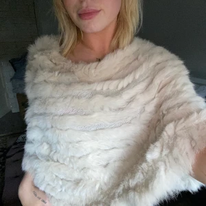 Poncho/tröja  - Säljer nu min hollies poncho för att det är äkta päls och som jag inte bär längre, pälsen är mycket mer fluffig o mjuk i verkligheter och perfekt beige färg som passar till ALLT! Ser så lyxig ut 
