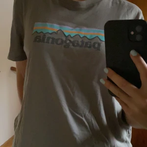 Patagonia T-shirt - Knappt använd patagonia t-shirt. Har en gråbrun färg med snygg logga på framsida. Säljer pga att jag inte har haft någon användning för det utöver det är det fräsch och ny. Storleken är S men skulle säga att det passar även M då den sitter lite löst.
