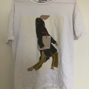 T-shirt ZARA - T-shirt som är oversized med tryck på. Bra skick! 