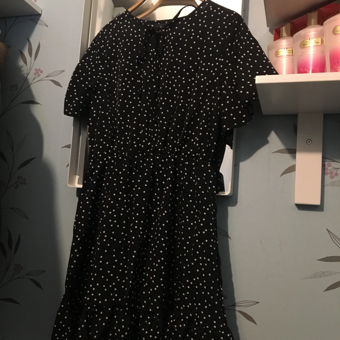 Svart prickig klänning 