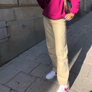 Beige rowe jeans  - Dom populära rowe jeansen från weekday! Säljer pga har blivit för lång för dom, men på bilderna var jag ca 168cm o då sitter dom superbra! Inte i nytt skick men inga fläckar eller synliga slitningar osv. Nypris 500kr, mitt pris 250kr 