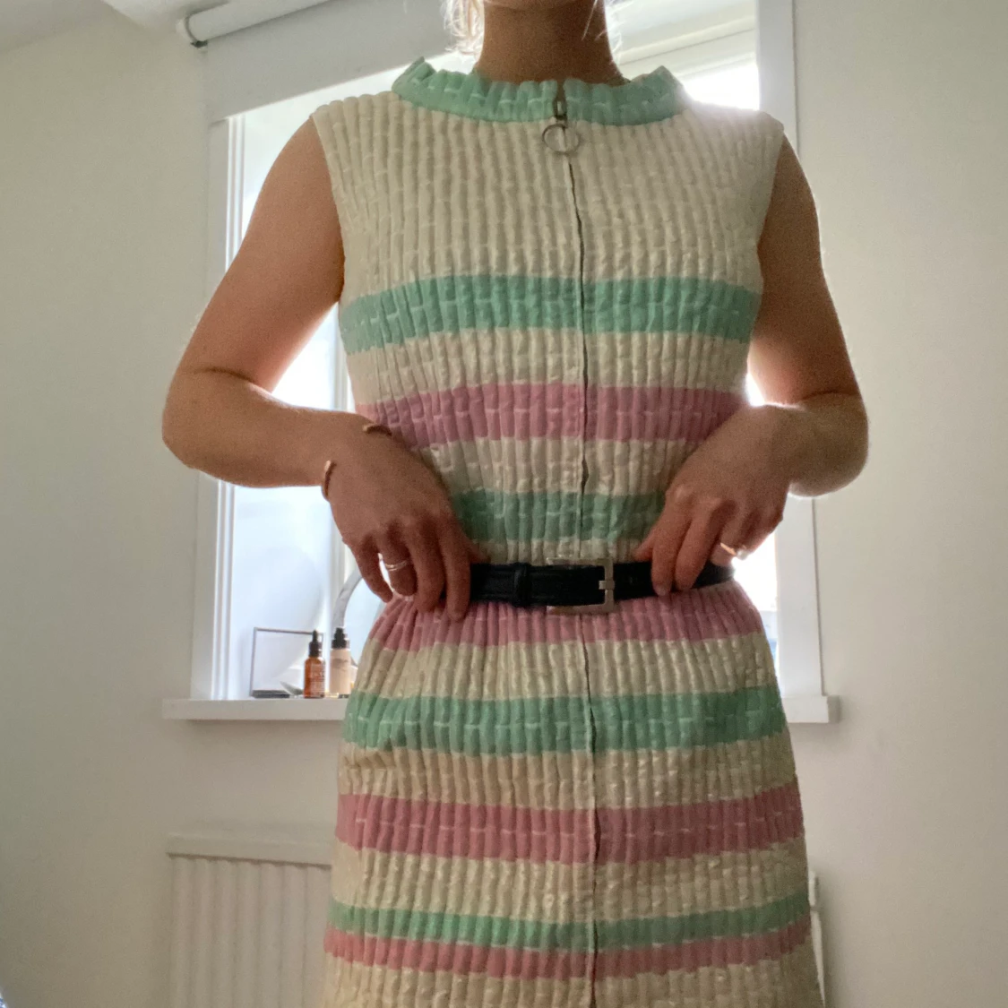 Vintageklänning i ascoolt tyg