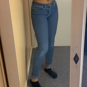 Blue jeans💕 - Fina blåa jeans. Passar bra,lite missfärgning på knäna men inget fult.