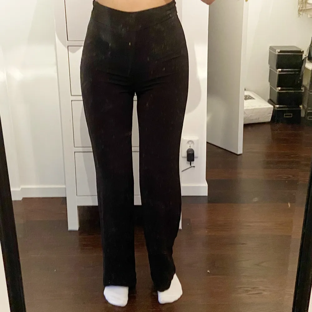 Vida svarta kostymbyxor från bikbok i storlek XS men passar även S. Byxorna är köpta för ca ett år sedan men är knappt använda. Det är en längre modell med thigt midja och vidare i benen. Jag på bilden är 165 och vanligtvis storlek S. 100kr + frakt. Jeans & Byxor.