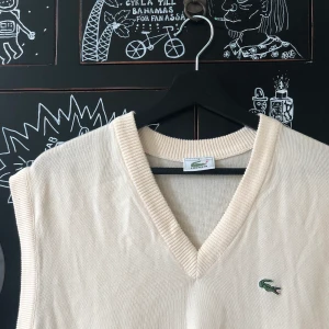 Väst - Jättesnygg Lacoste väst, måste tyvär sälja den vidare då den inte passade mig! Den är storlek 6, passar som en L