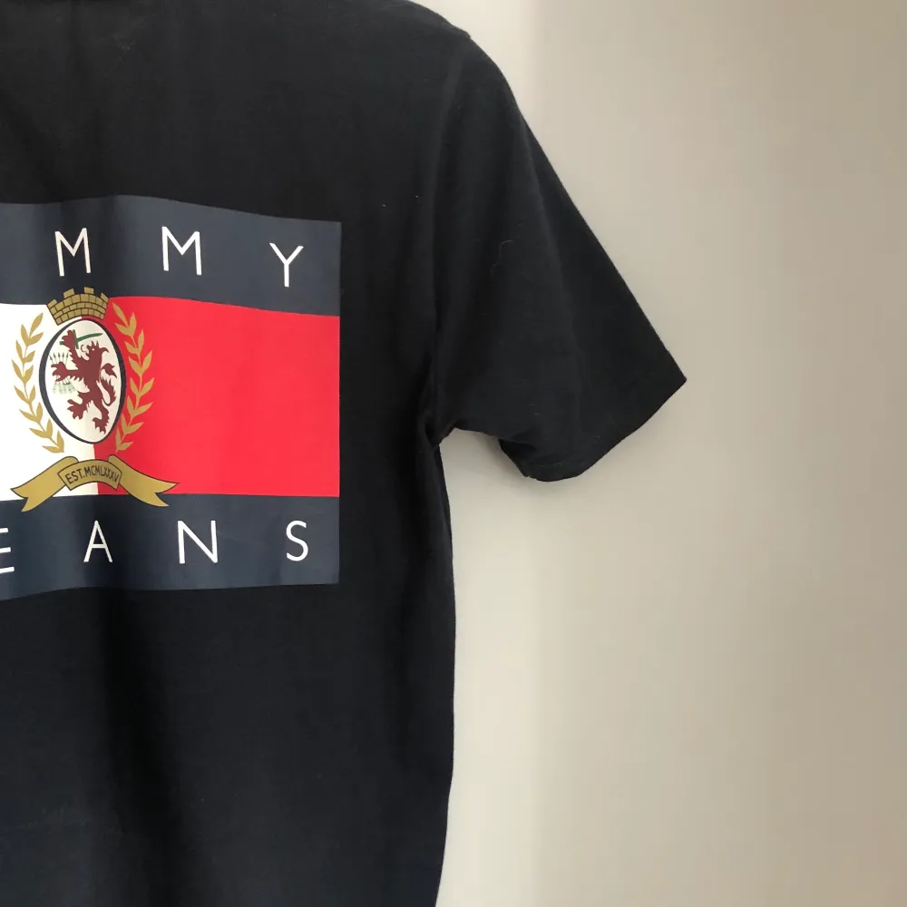 Oversized tröja från Tommy Hilfiger med stort tryck på ryggen.. T-shirts.