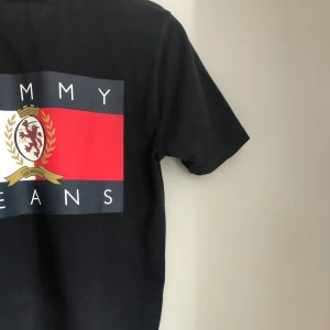 T-shirt från TOMMY HILFIGER  - Oversized tröja från Tommy Hilfiger med stort tryck på ryggen.