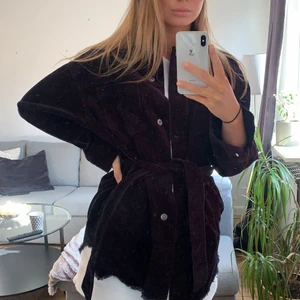 Shacket i Manchester - Skjortjacka i svart Manchester från Zara, bälte i midjan som går att ta bort. Oversizemodell i strl XS. Använd en gång.
