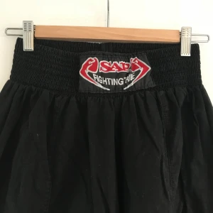 Kampsportsbyxor - Skitcoola lösa kampsportsbyxor!! 90s vibe med mönster på sidorna o resår i midjan 💪🏼 Tror typ storlek S-M, lite små på mig som är L 😔 Köpta secondhand, riktigt snygga vintage brallor! ❤️ Fint skick, inga fula fläckar eller hål!