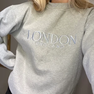 Vintage collagetröja - Snygg vintage collagetröja i grått. Storlek S. 150kr eller högsta bud! ☺️☺️ Budet ligger på 180kr atm