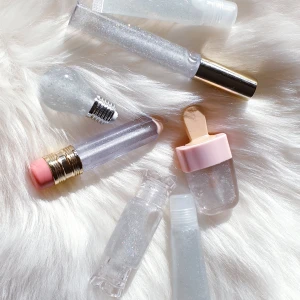 Icy lipgloss  - Lipgloss finns I wand tuber/behållare - 50kr, squeeze tuber - 38, glödlampa tuber - 27kr, penna tuber - 28kr, candy tuber - 28kr, ice-cream tuber - 28kr. FRAKT 15kr. Lipgloss innehåller cocosolja, E vitamin och peppermint med cinnamon smak olja. Den är pumpade, återfuktade, mjukgörande och ge din läppar ett glansig effekt. ❌ slutsåld- penna tuber, glödlampa ❌