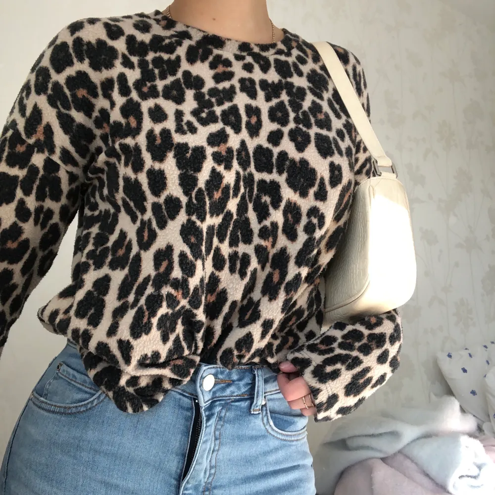 Fin leopard tröja från ginatricot! I storlek M men passar mig som vanligtvis är en XS. Super mysig tröja som verkligen kan fullborda en outfit. Pris 50kr+frakt!💕. Tröjor & Koftor.
