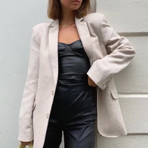 Body - Oanvänd svart PU body ifrån Nelly storlek XS