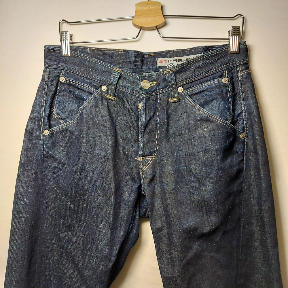 Super snygga Levi's jeans i rå denim. Engineered. Knappgylf och bältdetalj bak. Jeans & Byxor.