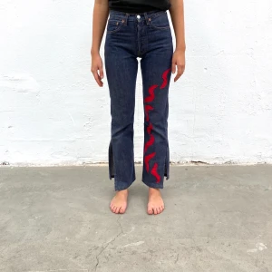 Jeans no:5 - IGGY JEANS x PHILIPPA - Levi’s 501 secondhand-jeans med rött Iggy Jeans mönster. En re-make av @iggyjeans i samarbete Philippa Parnevik. OBS! Jeansen är små i storlek! Dessa motsvarar ca storlek XS-S