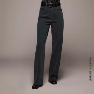 Snygga jeans - Säljer dessa supersköna och snygga jeansen. Använda endast 1 gång så dem är som nya, säljer för att de är lite för stora för mig. Passar någon som är 170+, men man kan klippa av dem om man är kortare🥰  Kan skicka bild på byxorna om ni vill ha! Vill helst bara bli av med dem då jag köpt nya så jag kan tänka mig sänka i pris vid snabb affär 💕 skriv privat om ni har frågor eller vill ha bilder!