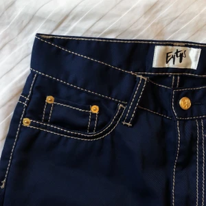 Eytys Cypress Cali Navy (byxa) - Eytys Cypress byxa i färgen Cali Navy. Färgen kan beskrivas som mörkt konblå och materialet är i bomull. Byxan har synliga superfina sömmar och lite kostymbyxa-vibe över sig. Ett klädesplagg som man både kan klä upp och ner. Supercoola är dem! :)  Storlek: 28 / 33, passar en som brukar ha XS-S i storlek. Köpta för 2 000kr.