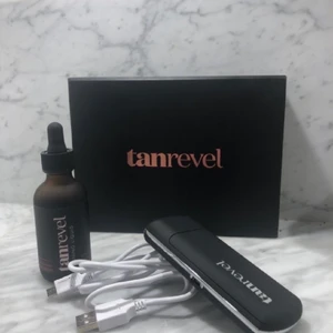 Tanrevel - Jag säljer denna fantastiska tan revel som har inte kommit till så mycket användning tyvärr. Fungerar jätte bra, så gott som ny! Låda, droppar, maskinen och laddare ingår. BUDA I KOMMENTARERNA! PÅ BÖRJAT PRIS : 300