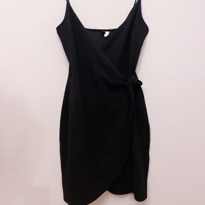 Svart klänning  - Svarta klänning från hm med storlek 38. Skicka chatten vid förfrågan eller betalning. 