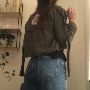 Militärgrön scouterjacka från Zara - Retro militärgrön scouterjacka. Storlek small.