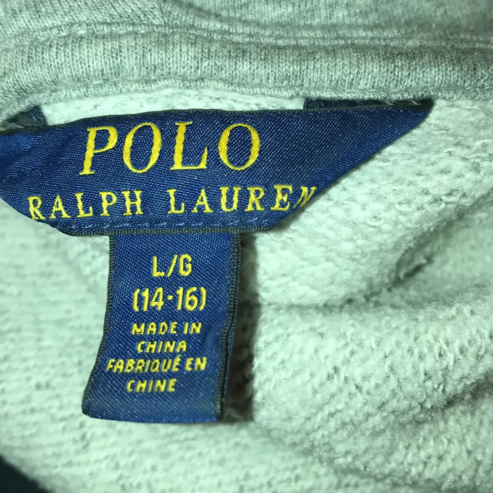  Grå Polo Ralph Lauren tröja med mörkblått märke. Bra skick 🌺 fattar inte riktigt storleken men tror det är en xs/s ( budet ligger på 210kr+ frakt) . Tröjor & Koftor.