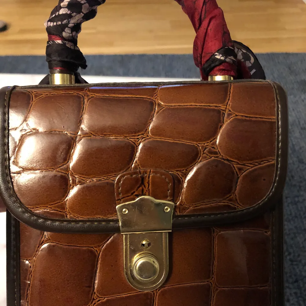 Vacker brun handväska  kan också bäras på axeln. Accessoarer.