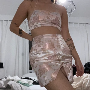 Set från pretty little thing - Set med kjol och linne från pretty little thing! Säljer på grund av att tröjan tyvärr är lite för liten för mig. Kjolen (38) är använd en gång - tröjan (36) helt oanvänd. Vid intresse för ett av plaggen är det bara att skriva så löser vi annat pris då! 