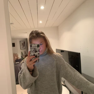 stickad tröja - Jätteskön stickadtröja med polokrage 😁 150kr inklusive frakt . Stl xs som motsvarar 34 . Armarna är visa 