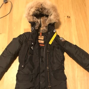 Parajumper Kodiak Masterpiece - Säljer denna jacka. Storlek XS (dam) sitter lite större, mer som en S. Den kan justeras på många sätt för perfekt passform, tror att den kan passa både en XS och en S bra, troligtvis även en M om man justerar den rätt. Finns en reva i luvan (kolla bild) som dock är lagad nu. Har massa fler bilder samt bild på lagningen, bara skriv så skickar jag. Pris: 3000kr. Köparen betalar frakt, alt meetup Göteborg. Har hundratals deals gjorda i facebookgrupper och många referenser.