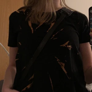 svart tiedye t-shirt  - jättefin batik t-shirt!! hör jättegärna av dig vid frågor eller intresse, frakt tillkommer<3