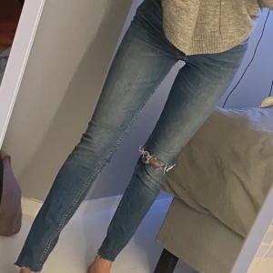 Jeans från acne med slitningar - Nyskick, nypris 2300 säljer för 350 knappt använda då de är för stora i midjan så de är som nyskick  skulle säha att de är som en 25/26