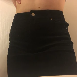 Svart Manchesterkjol - Säljer min fina manchesterkjol. Använd 1-2 gånger. 💕 Köpt på H&M, men den har blivit för stor så därför säljer jag den! Frak tillkommer på 42kr om du inte kan mötas upp. Ej spårbar. Betalas genom Swish innan jag skickar eller när vi möts!