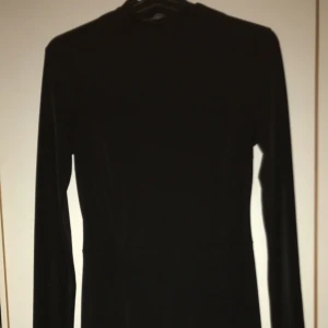Poloklänning med slit - Tight svart klänning med polokrage och slit  aldrig använt