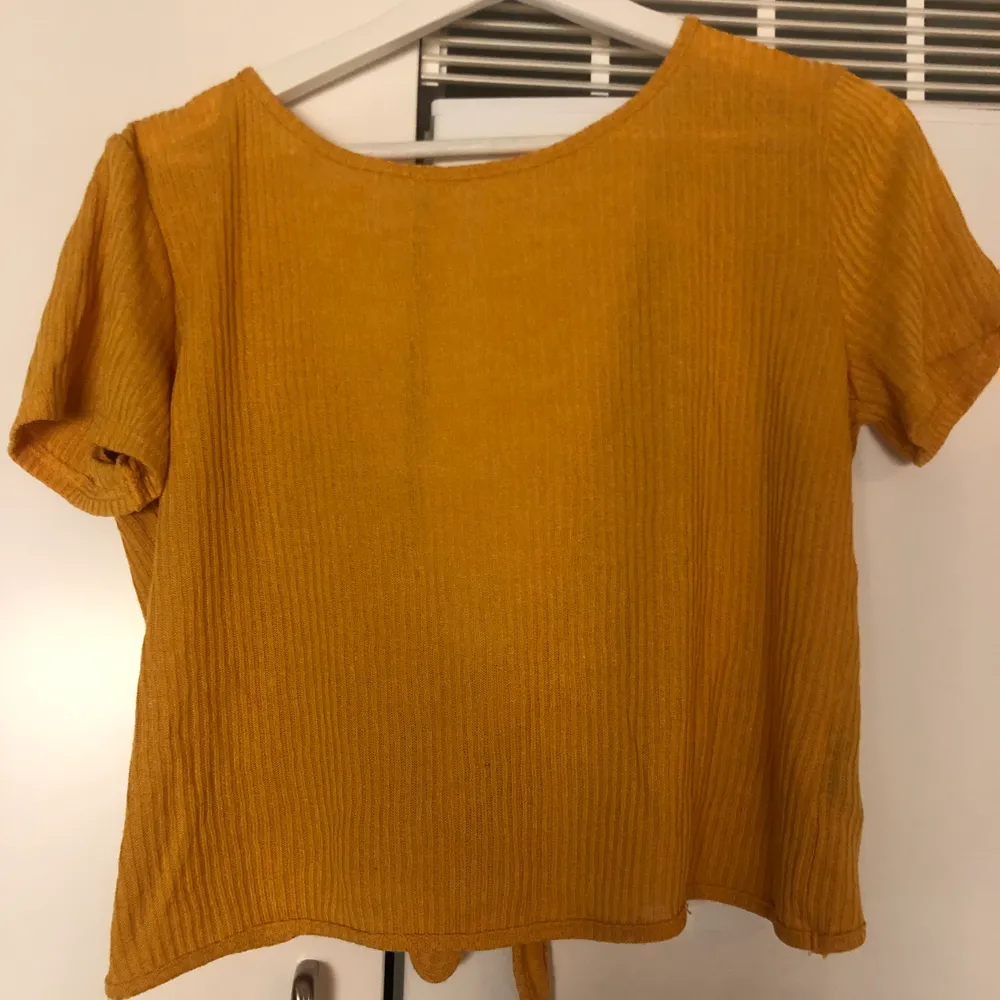 säljer en orange openback tröja med knyt från H&m. Endast använd 1-2 ggr. Storlek S. Köparen står för frakt, 59kr. . Toppar.