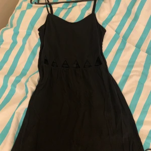 Klänning med detaljer på magen - Klänning från H&M me hål på magen. Bra skick. Storlek 32