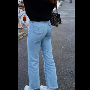 Levis jeans - Säljer mina fina Levis jeans i stl 24/25 i midjan och 29 i längd. Sparsamt använda och är i väldigt bra skick! Ny pris 1099 (bud ligger på 550kr)