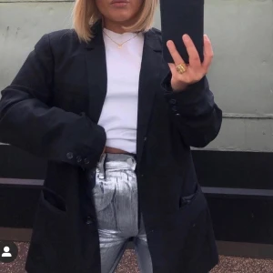 Svart oversize kavaj - Svart kavaj, oversized. Knappt använd och är som ny. Säljer den endast då den är för stor för mig tyvärr. Men såå så himla snygg. Sitter snyggt oversize på någon som i vanliga fall skulle ha M i storlek skulle jag kunna tro. För stor i min smak som är i S/Xs i vanliga fall. Kommer från herravdelningen. 🌸