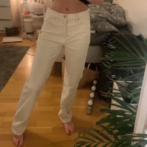 Beiga manchesterbyxor  - säljer ett par jättefina biega manchesterbyxor ifrån uniqlo använda endast 2 gånger då dom är lite stora på mig.   Och dom är ganska långa i modellen jag är ungefär 165 och dom är lite för ”långa”