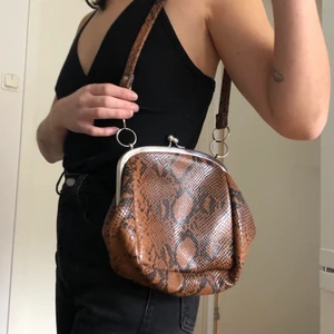 Vintage väska - Jättefin liten axelväska till vinterns festligheter! Aldrig använd.