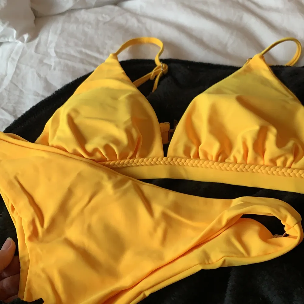 En suuperfin bikini som tyvärr är för liten för mig... färgen är lysande gul, tyvärr gör bilderna inte riktigt rättvisa. Endast provad. Toppen är M (känns som xs-s) och trosan S. Nypris 499 kr. Säljer för 280+frakt på 42 kr. Övrigt.