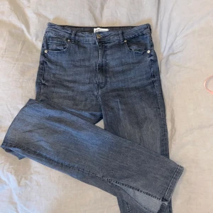 Zarajeans grå med slits - De populära och SLUTSÅLDA (grå) jeansen från zara! Väldigt bekväma och inte alls använda många gånger! 