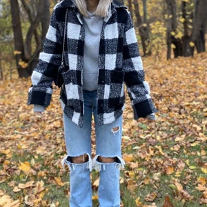 Rutig jacka - ✨ säljer min rutiga jacka som är super snygg speciellt till hösten!💓säljer pågrund av att jag inte får någon användning av den.💞 den är helt slutsåld