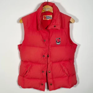 Vintage Fjällräven väst  - Vintage Fjällräven väst i mycket gott skick, storlek S / liten Medium. Kan hämtas i Uppsala eller skickas mot fraktkostnad.