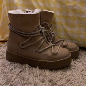 Duffy vinter skor - Super sköna, varma och bekväma vinter skor. Köparen står för frakten⭐️Betalning via swish⭐️