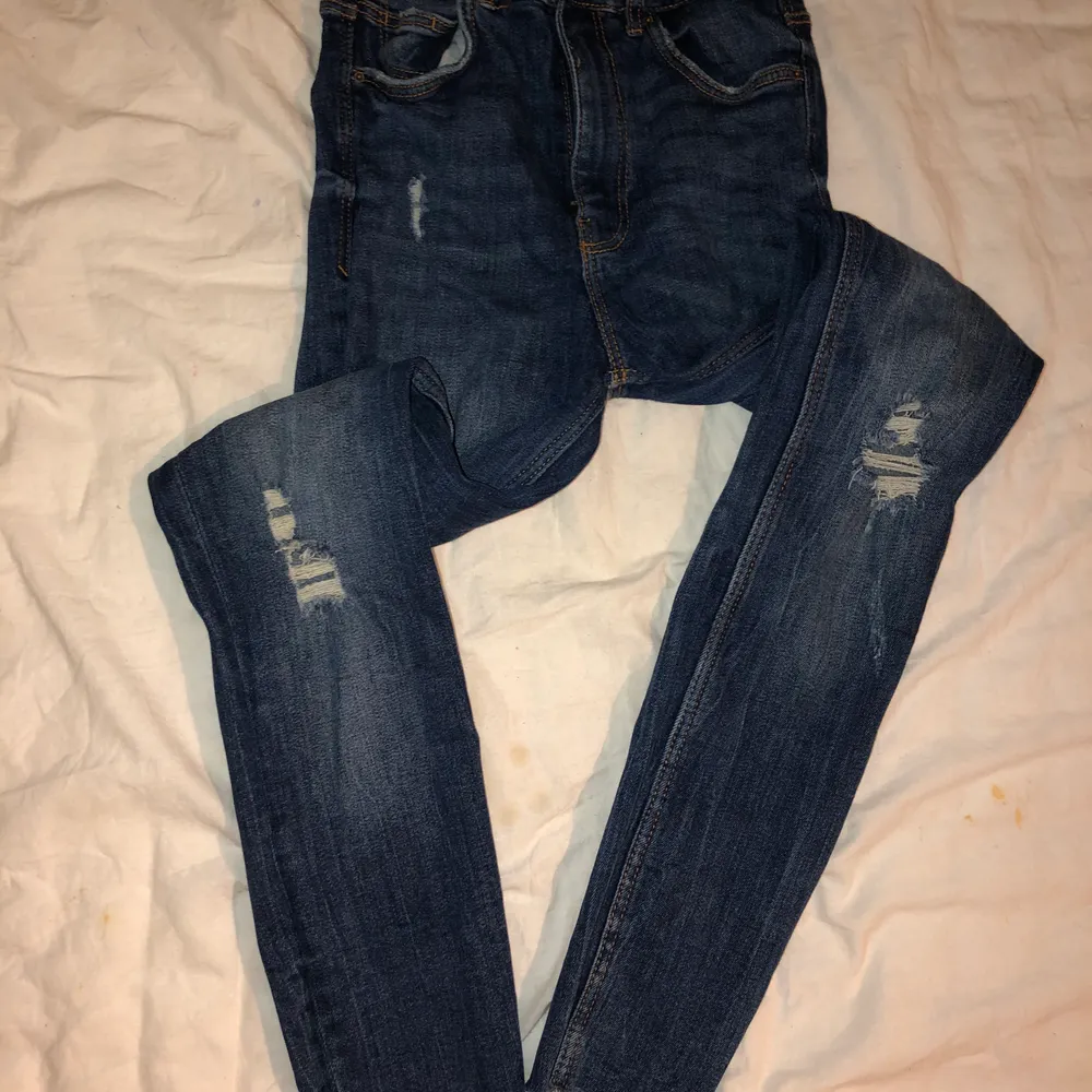 Ny skick, säljs eftersom jag råkade att köpa fel storlek och inte kunde lämna tillbaka dom.. Jeans & Byxor.
