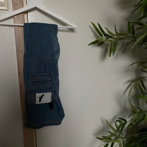 Vintagebyxor  - Sjukt snygga vintagebyxor som jag tyvärr inte får npgon användning för pga lite för korta för mig då jag har ganska långa ben. Passar npgon under 165cm. Sjukt snygga fickor. Lite blekta vid rumpan med det är bara snyggt! Frakt tillkommer!