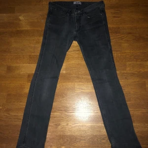 Acne byxor - Acne byxor i bra skick, 30/32 är storleken och dom är ganska slim i storleken. Priset går självklart att diskuteras 