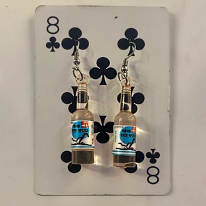  örhängen  - Jättesöta örhängen. 4 cm långa, inte tunga alls. Köparen står för frakt annars kan jag mötas upp i Stockholm 🦋🦋