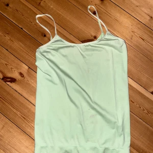 Humana linne - Pastellgrönt linne från humana! Storlek står ej men skulle säga att det är en S💚köparen står för frakt 