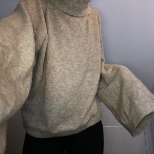 Beige stickad polo - Tunn stickad med vida armar. Använd 1-2 gånger. Köpte i storlek L för att den skulle se oversized ut jag har i normala fall S. Pris är exklusive frakt :) 